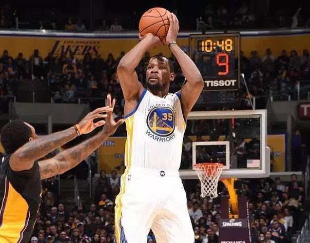 我国男子四人皮艇500米摘铜牌